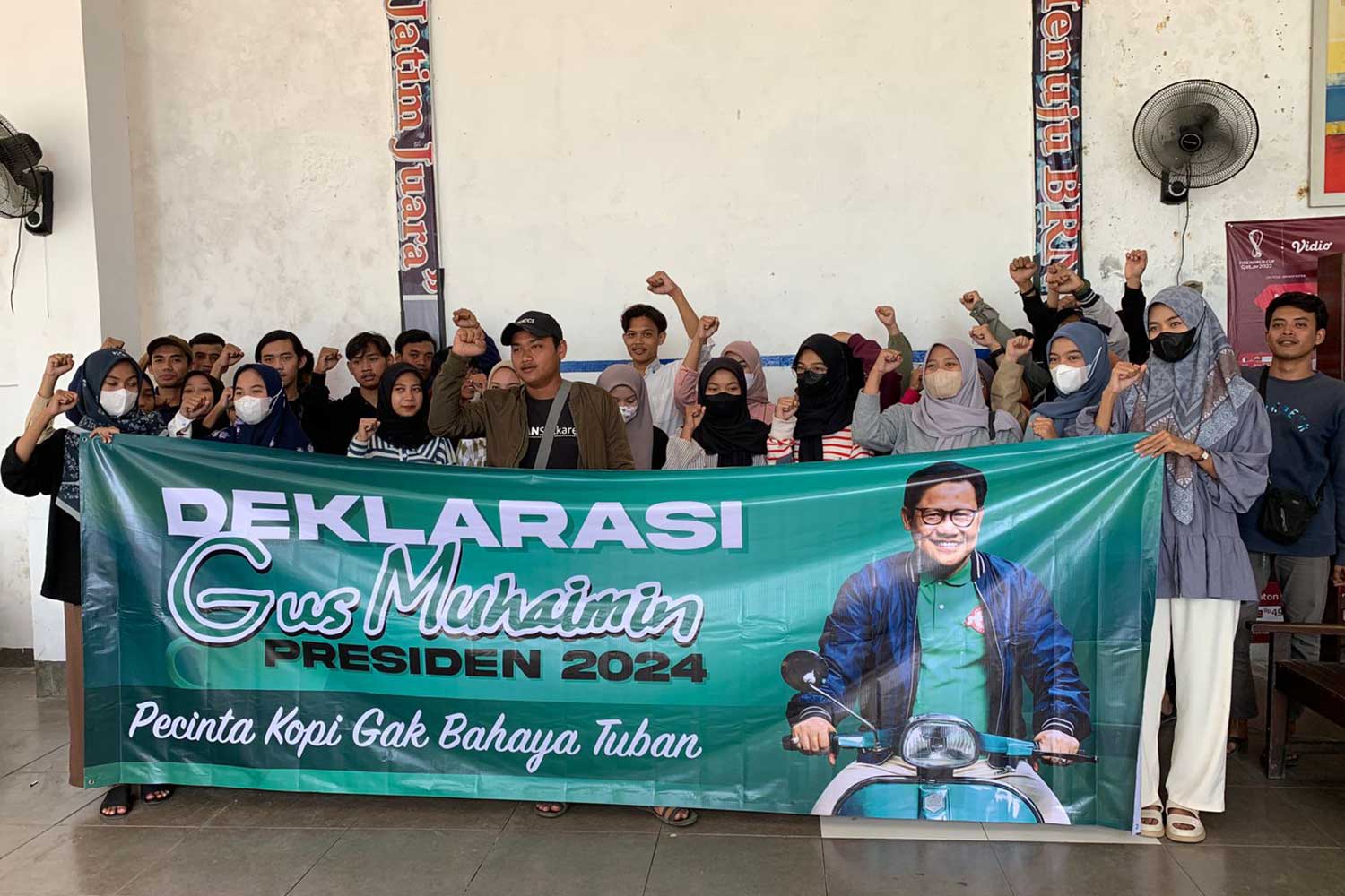 SIAP GALANG DUKUNGAN: Puluhan pemuda dari Pecinta Kopi Gak Bahaya Tuban menggelar deklarasi Gus Muhaimin Presiden 2024 di D&rsquo;Capil Cafe kemarin (28/6). (M. Mahfudz Muntaha/Radar Tuban)