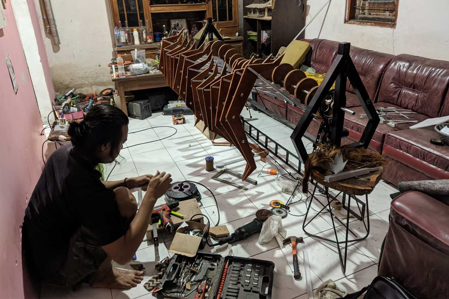 Proses pembuatan robot thak-thakan di rumah seniman Indra Prayogi