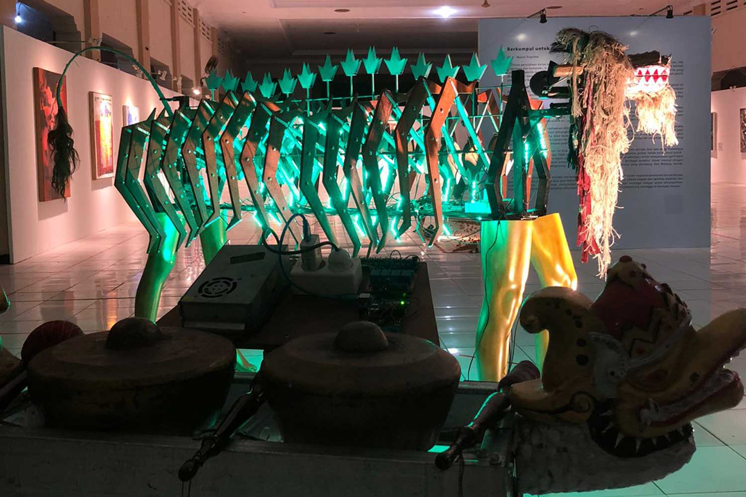 MEMODERNKAN KESENIAN TRADISIONAL: Robot thak-thakan karya sekelompok pemuda yang tergabung dalam komunitas Prewangan Studio. (M. Mahfudz Muntaha/Radar Tuban)