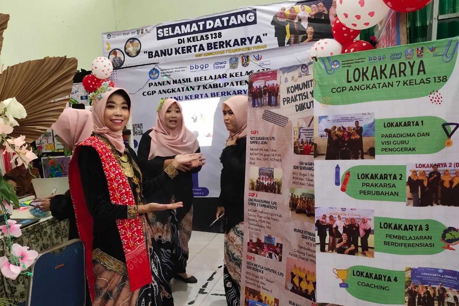 KREATIF: Stan salah satu kelompok dalam Festival Panen Hasil Belajar Calon Guru Penggerak angkatan 7 di aula Dinas Pendidikan Tuban, kemarin (3/7). (Tulus Widodo/Radar Tuban)