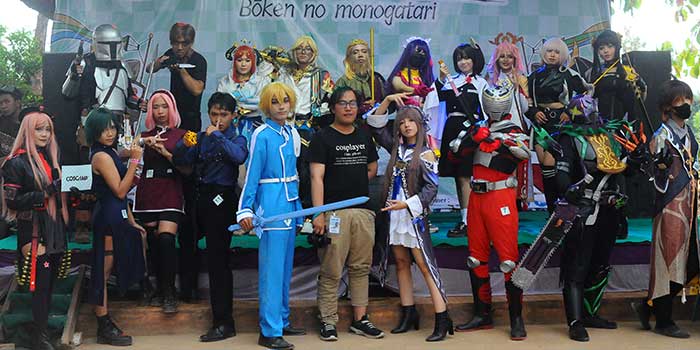 SEPERTI DI DUNIA FANTASI: Para cosplayer dari berbagai kabupaten/kota di Jawa Timur yang hadir pada coscamp di Bumi Perkemahan Jatiwangi, Kecamatan Merakurak, Minggu (2/7).