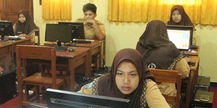 JADI REBUTAN: Siswa-siswi SMAN 2 Tuban saat mengikuti kegiatan di sekolahnya. Tiap tahun, sekolah ini banyak diincar pendaftar. (Yudha Satria Aditama/Radar Tuban)