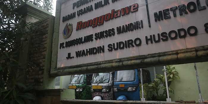 JADI PERHATIAN PENYIDIK KEJAKSAAN: Kantor PT Ronggolawe Sukses Mandiri (RSM) Tuban di Jalan Wahidin Sudiro Husodo, Tuban yang terparkir tiga angling. (Yusab Alfa Ziqin/Radar Tuban)