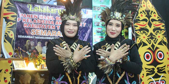 LOLOS SATU TAHAP: Dua guru penggerak saat loka karya, yang menjadi salah satu kriteria untuk melanjutkan tahap berikutnya menjadi kepala sekolah. (Yudha Satria Aditama/Radar Tuban)