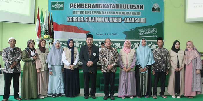 Empat perawat dan orang tuanya foto bareng dengan Ketua Senat IIKNU Tuban Ir. H. Noor Nahar Hussein, M.Si, (tujuh dari kiri) & Rektor IIKNU Tuban Dr H Miftahul Munir, SKM, M.Kes, DIE (enam dari kiri)