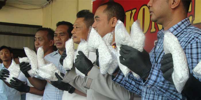 DIRINGKUS: Puluhan ribu pil karnopen yang disita dari tangan tersangka jaringan Gang Sadar, Rabu (5/7). (Yudha Satria Aditama/Radar Tuban)