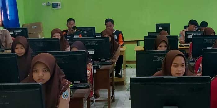 JADI ATENSI: Suasana pembelajaran di SMAN 1 Bancar. Sekolah ini masih kekurangan banyak siswa. (Dokumen Radar Tuban)
