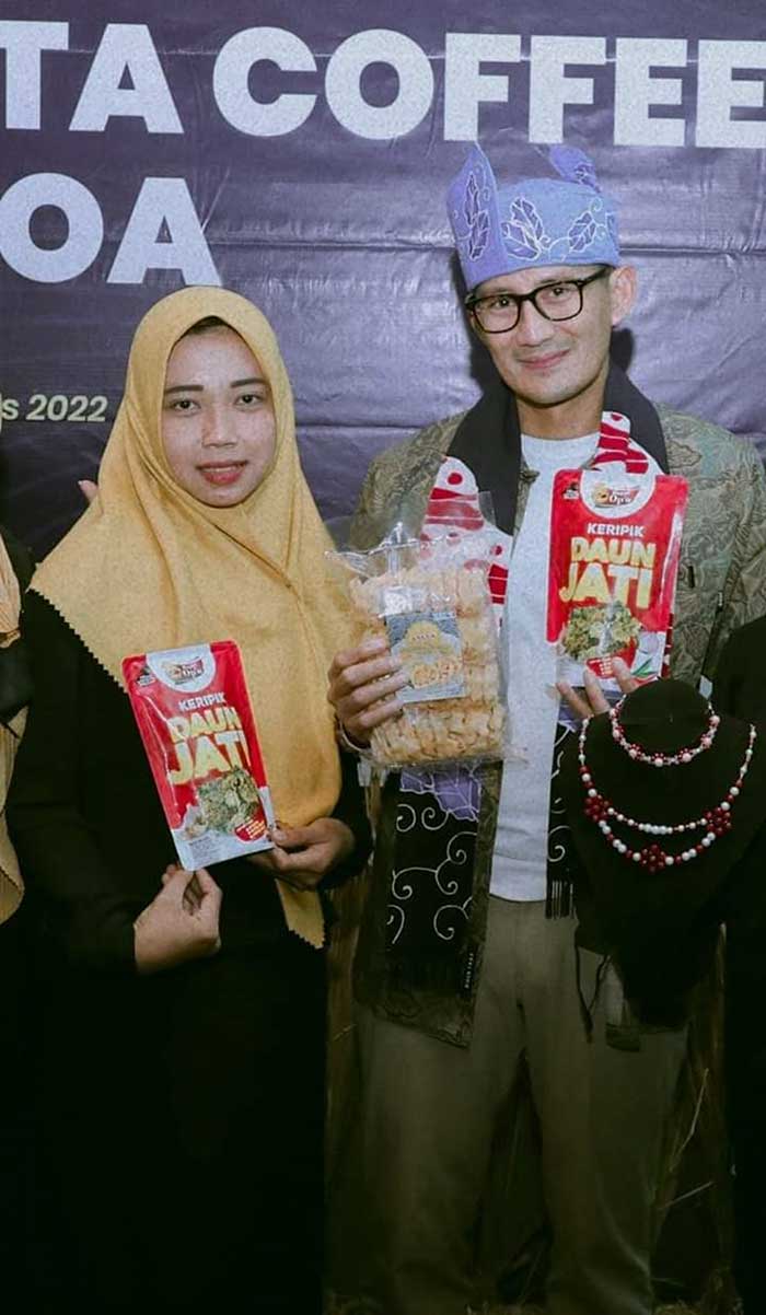 WAKILI TUBAN DI EVENT NASIONAL: Ivon Mey Rinda bersama Menteri Pariwisata dan Ekonomi Kreatif Sandiaga Uno ketika mengikuti pelatihan ekonomi kreatif di Jember. (Ivon Mey Rinda untuk Radar Tuban)