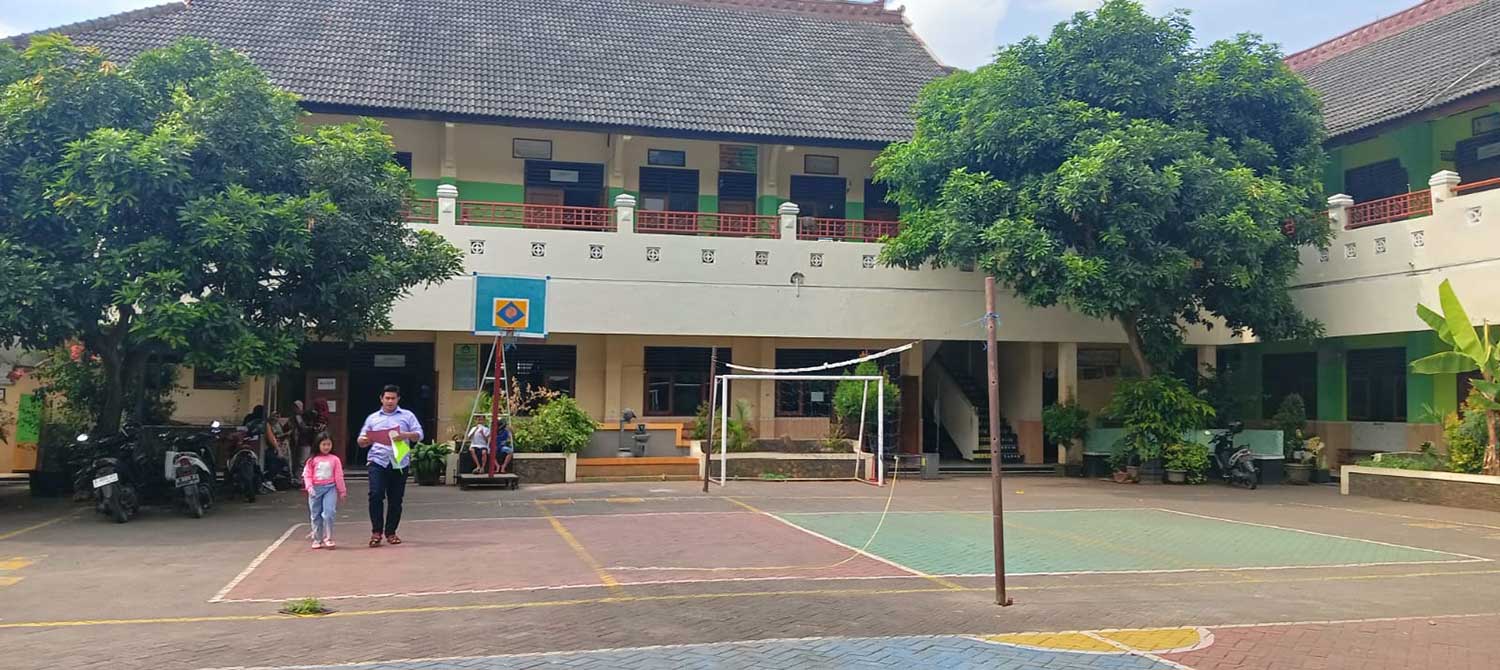 TAHAP AKHIR: Sejumlah orang tua saat melakukan daftar ulang siswa yang lolos zonasi di SDN Kebonsari II. (Yudha Satria Aditama/Radar Tuban)