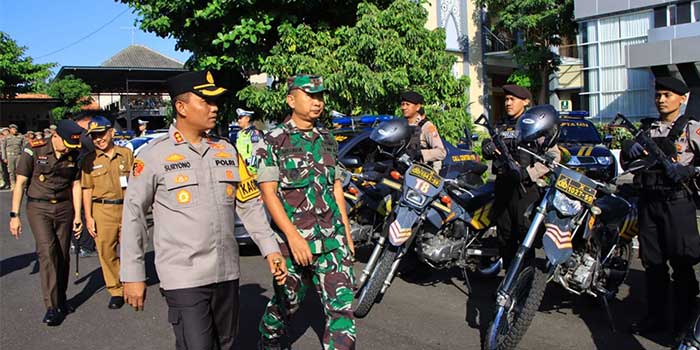 SIAPKAN PASUKAN: Kapolres Tuban AKBP Suryono memimpin apel Operasi Patuh Semeru 2023 di halaman Mapolres Tuban, Senin (10/7). (Yudha Satria Aditama/Radar Tuban)