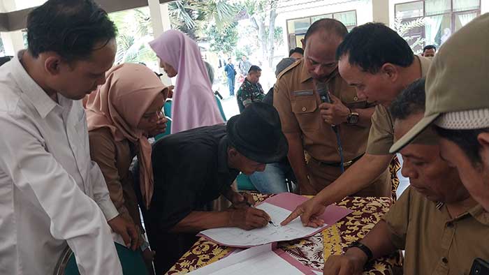 SOSIALISASI: Warga terdampak pembebasan lahan untuk akses jalan pembangunan Kilang Minyak GRR dikumpulkan di kantor Kecamatan Jenu, Senin (10/7). (M. Mahfudz Muntaha/Radar Tuban)