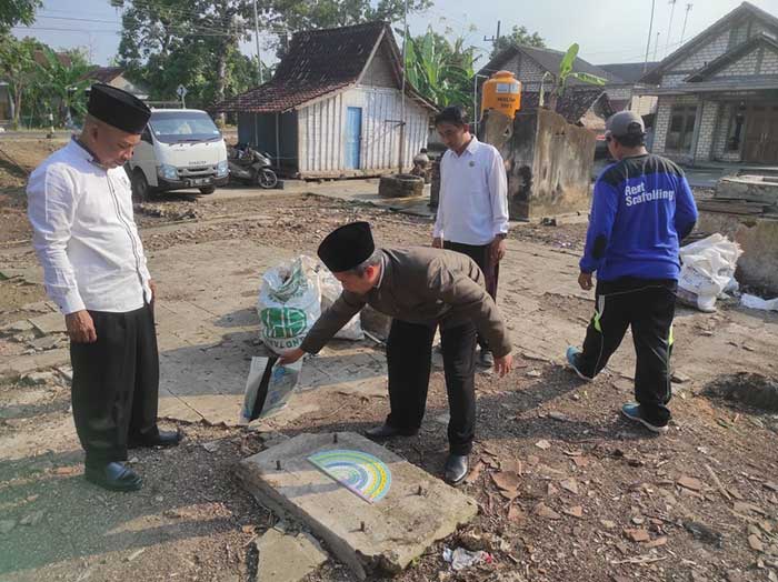 MEMASTIKAN: Tim BHR Kemenag Tuban saat mengukur arah kiblat di masjid di Dusun Mahbeser, Desa Tuwirikulon, Kecamatan Merakurak beberapa waktu lalu. (Kemenag Tuban untuk Radar Tuban)