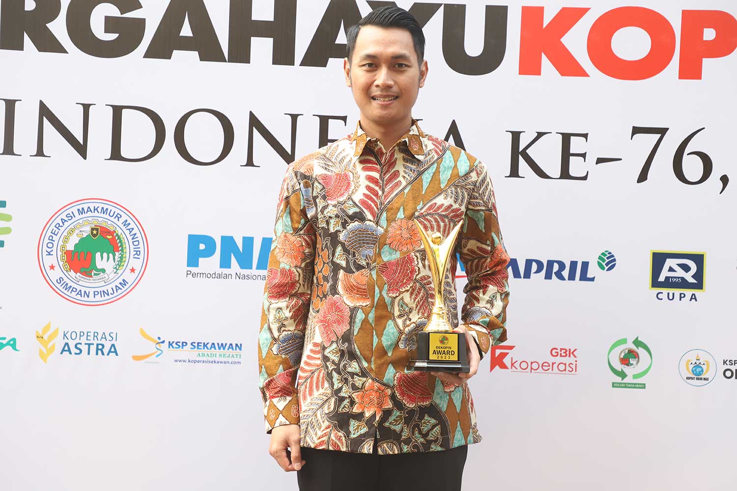 BERDEDIKASI: Bupati Tuban Aditya Halindra Faridzky, SE. usai menerima penghargaan sebagai Kepala Daerah Pembina Koperasi Andalan di Jakarta, Rabu (12/7).(Diskominfo SP untuk Radar Tuban)