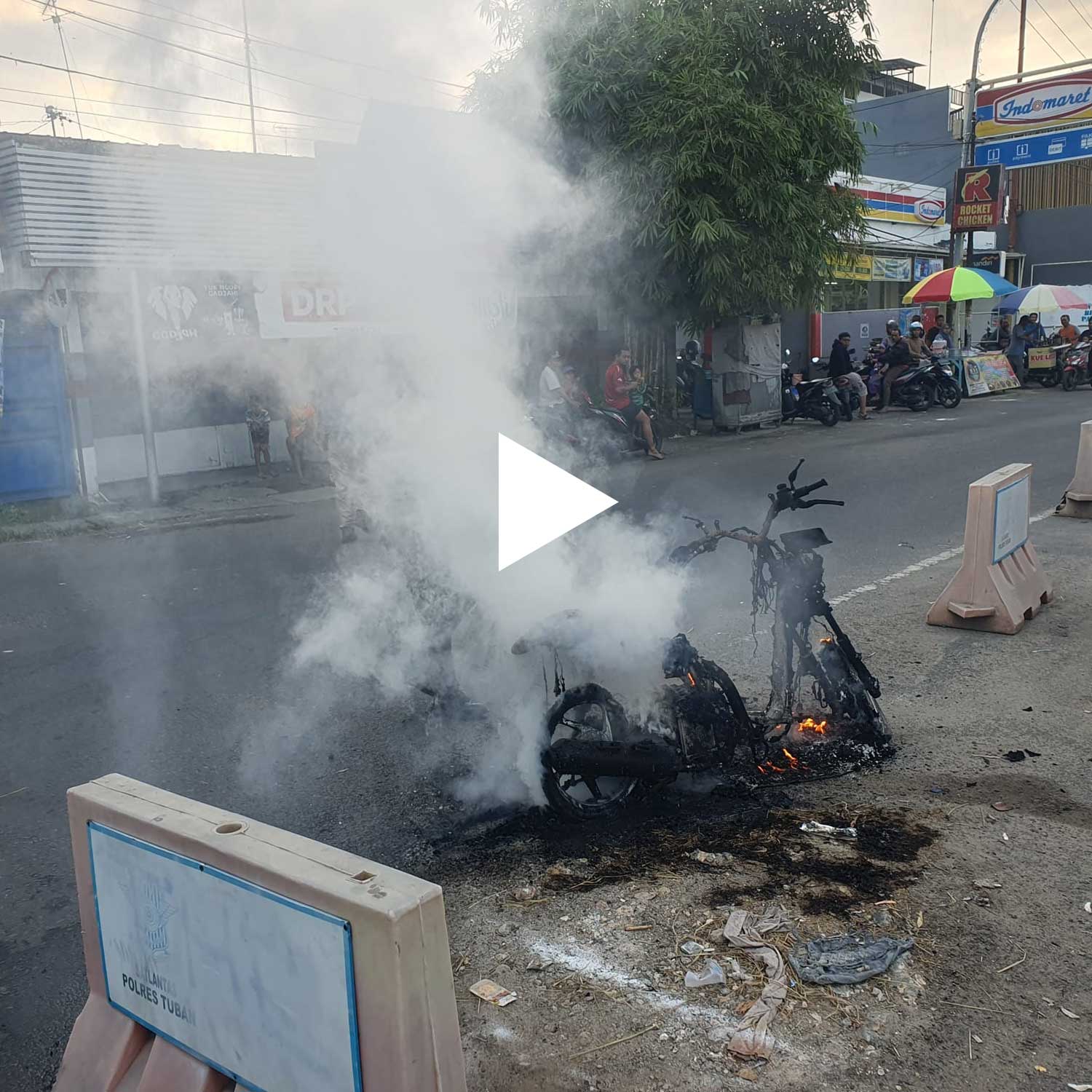 TINGGAL KERANGKA: Sepeda motor Honda Vario terbakar habis di simpang Pasar Sambonggede, Kecamatan Merakurak, Rabu (12/7) pagi. (Yudha Satria Aditama/Radar Tuban)