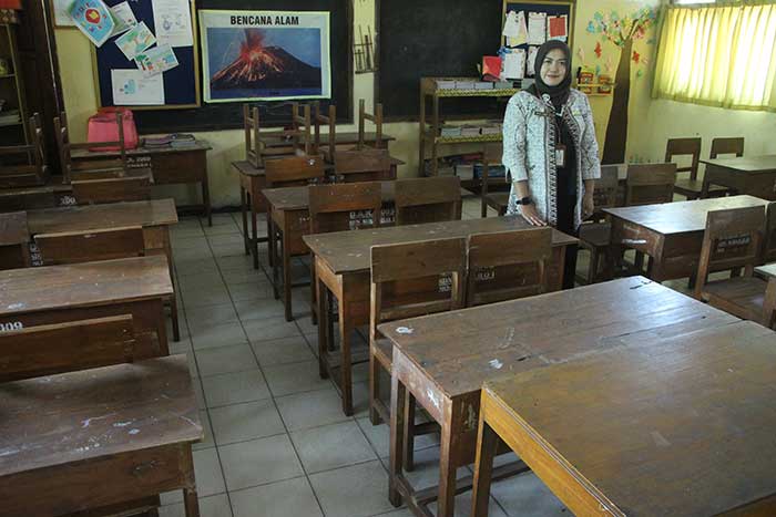 BANGKU KOSONG: Plt Kepala SDN Sukolilo I Ernik Inwati menunjukkan ruang kelasnya yang siap menyambut siswa pada tahun pelajaran baru. (Yudha Satria Aditama/Radar Tuban)