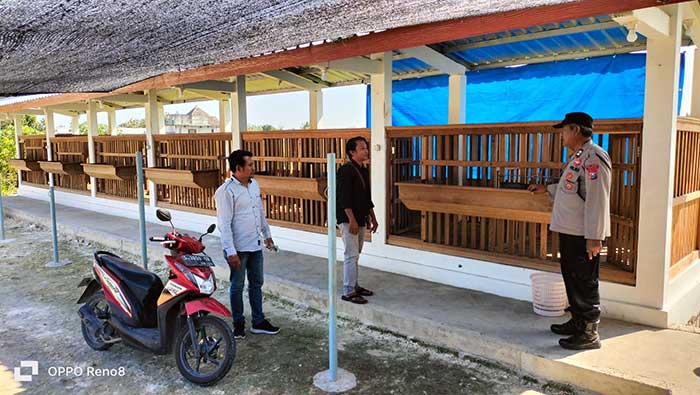 OLAH TKP : Petugas Polsek Rengel saat mendatangi kandang kambing Kerabat Ternak yang disatroni maling. (Polsek Rengel untuk Radar Tuban)