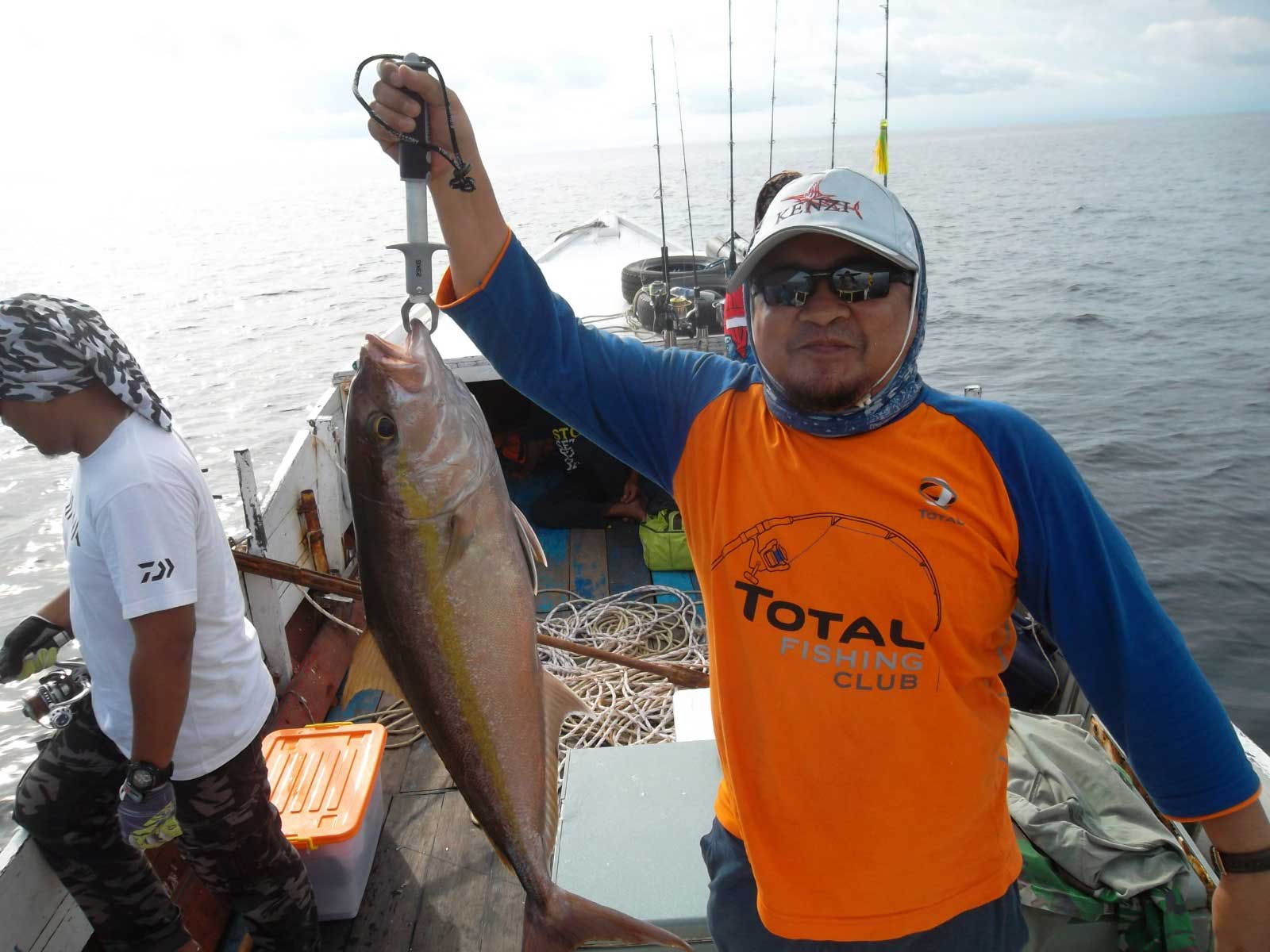 Ahmad Mustofa memamerkan ikan tuna hasil pancingannya. (Ahmad Mustofa untuk Radar Tuban)