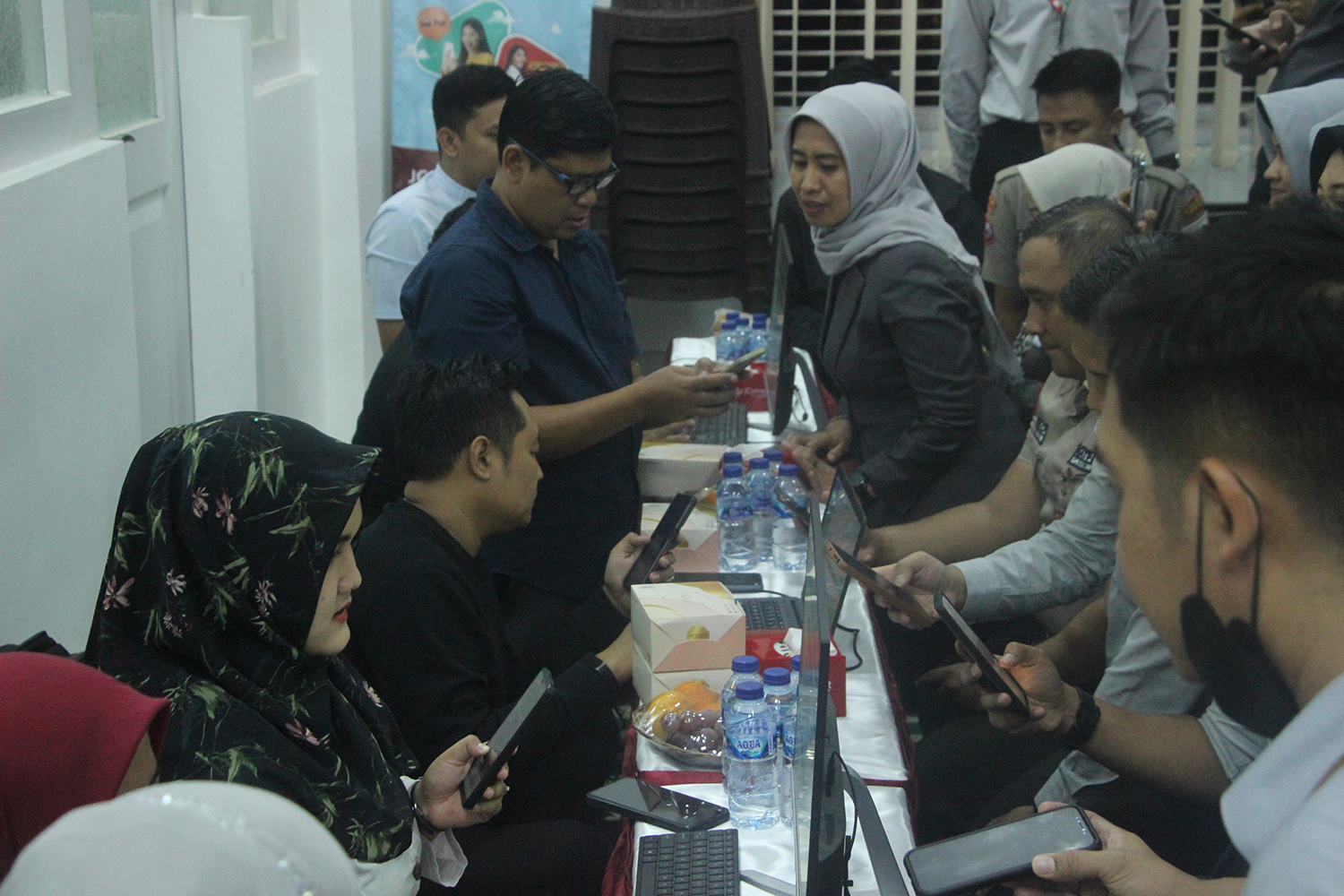 karyawan Bank Jatim antre aktivasi IKD, Selasa (1/7) malam.