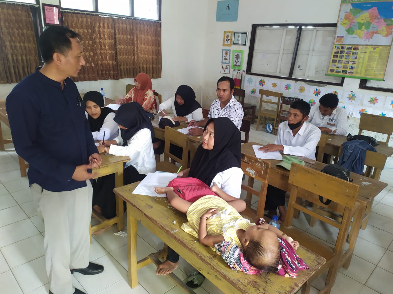 SEMANGAT BELAJAR: Kondisi kelas kejar paket yang diselenggarakan oleh PKBM Adhyaksa di Kecamatan Senori. (PKBM Senori untuk Radar Tuban)