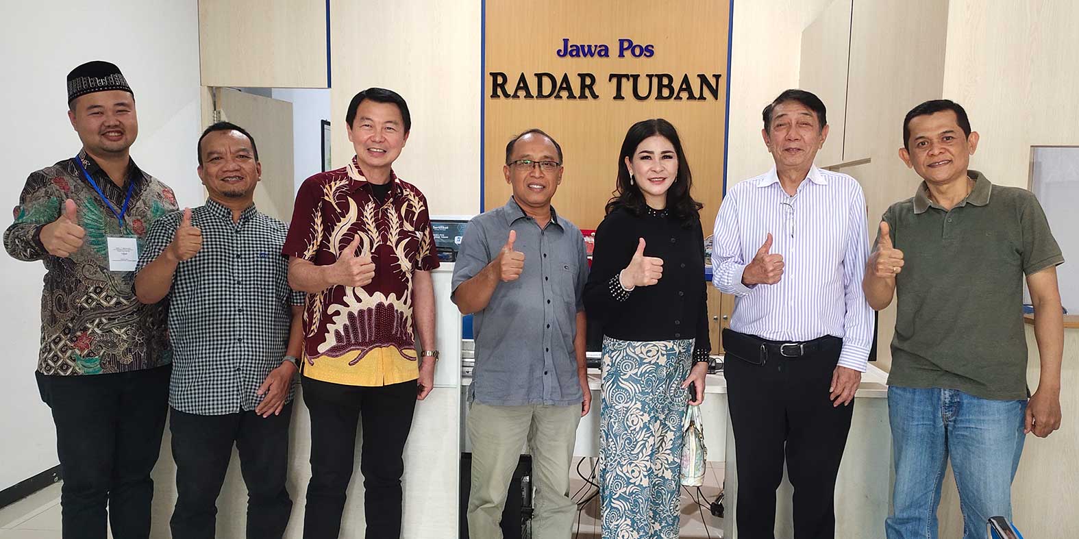 Soedomo Mergonoto (dua dari kanan) bersama istrinya ditemani Pepeng Putra Wirawan (tiga dari kiri) dan putranya Raymond Inti Wirawan (kiri) foto bersama jajaran manajemen Jawa Pos Radar Tuban.