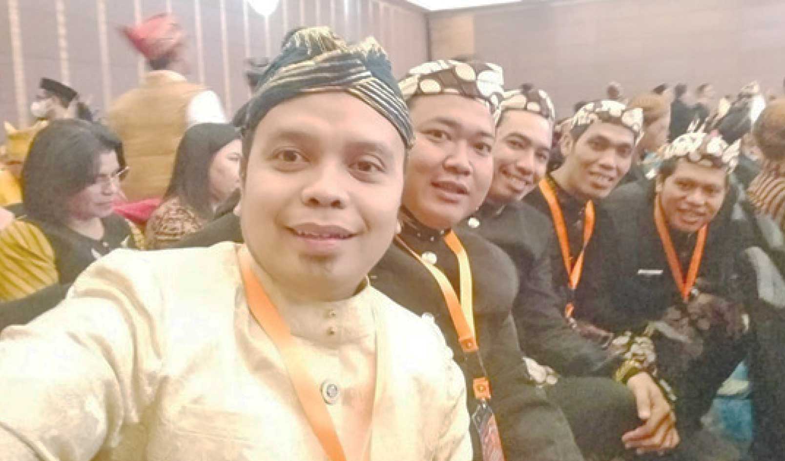 BAHAGIA: Komisioner Bawaslukab Tuban mengikuti pelantikan di Hotel Pullman, Jakarta, Sabtu (19/8). (Sutrisno Puji untuk Radar Tuban)