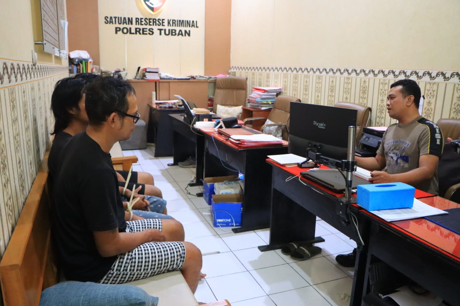 MERINGKUK: Tiga tersangka kasus pencurian pikap milik kiai Ponpes Langitan saat diinterogasi penyidik Satreskrim Polres Tuban, Senin (21/8). (Yudha Satria Aditama/Radar Tuban)
