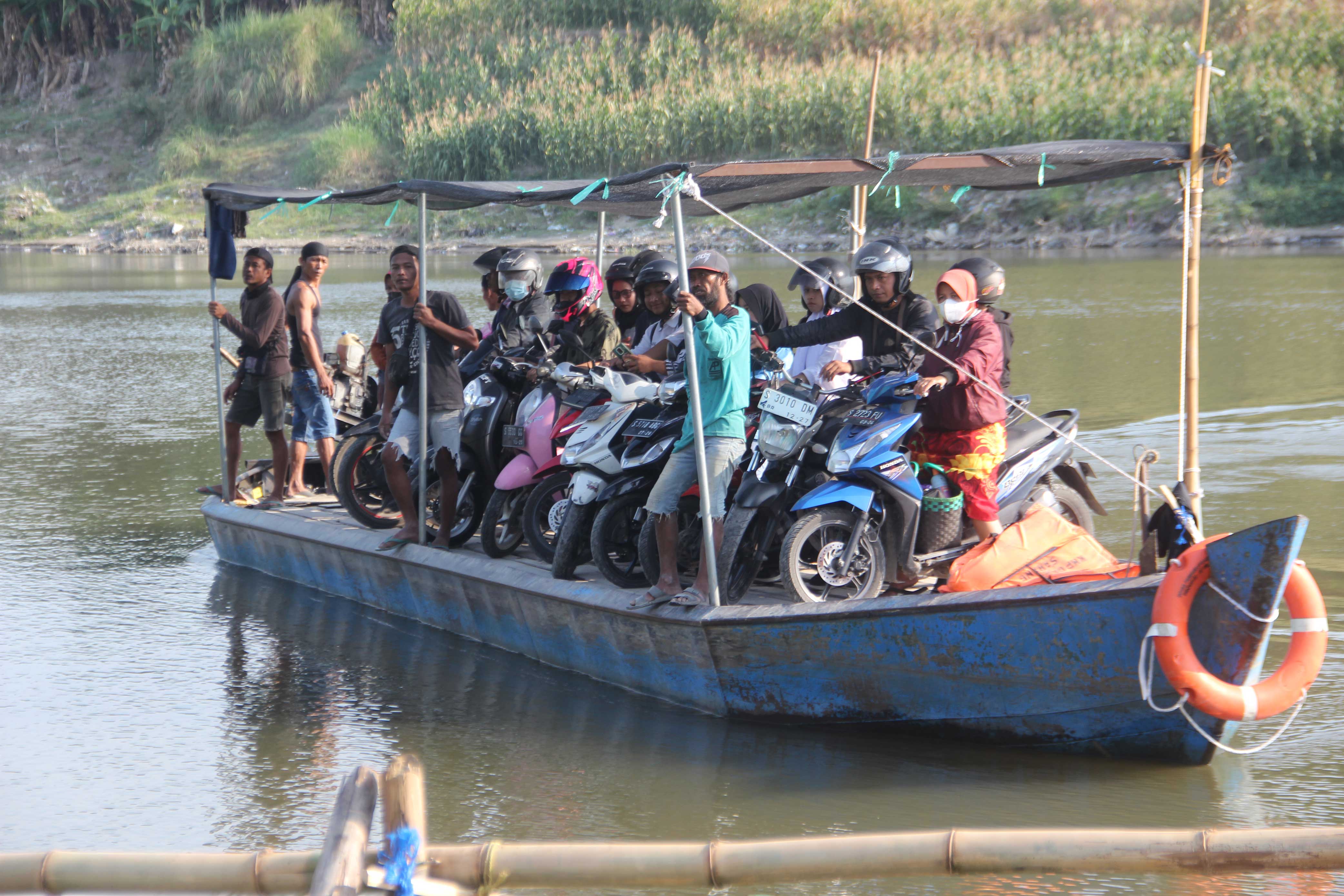 MINIM PELAMPUNG: Potret perahu penyeberangan dari Tuban ke Bojonegoro. Sejauh ini masih minim pelampung. (Andhika Feriawan/Radar Tuban)