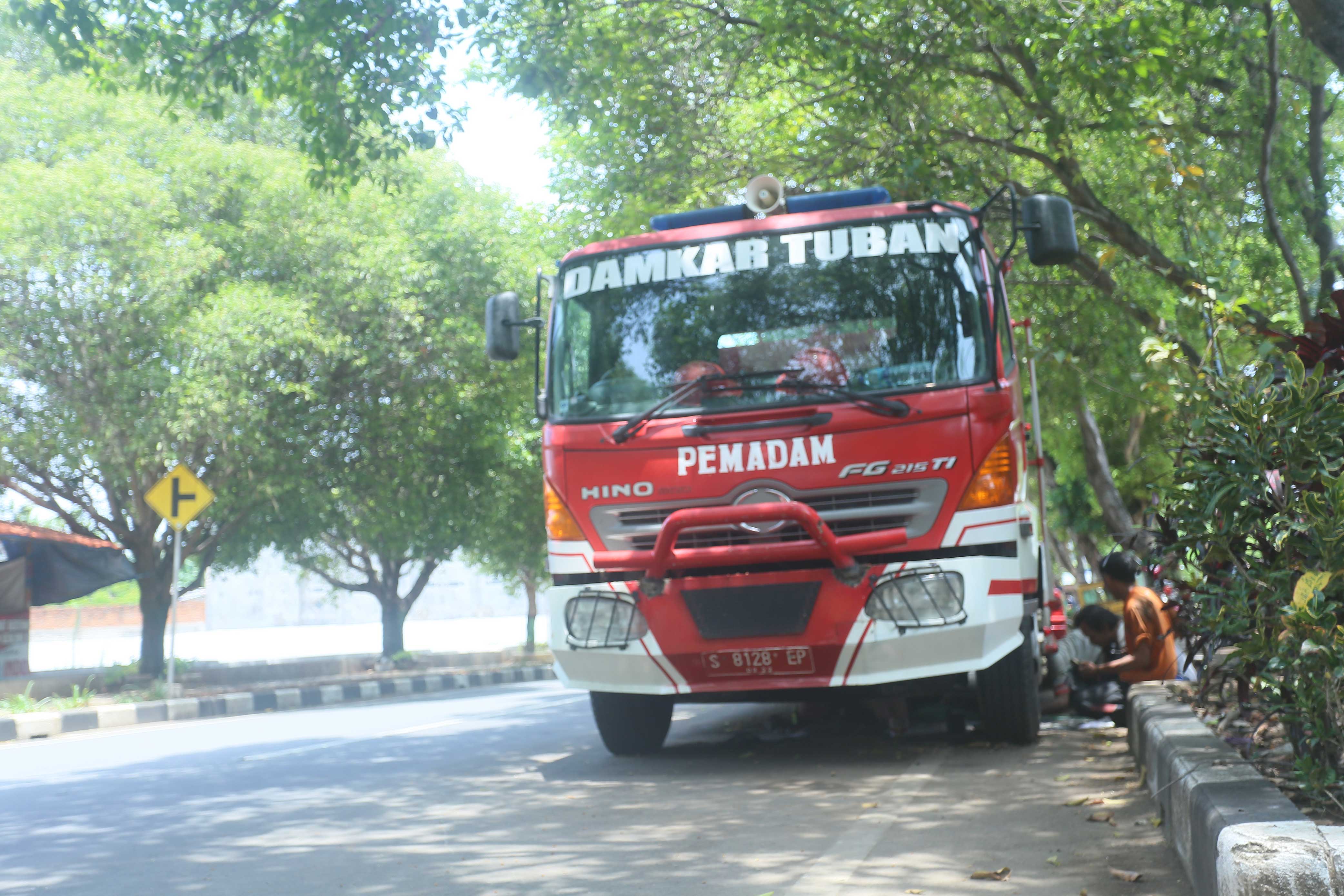 WIU WIU: Mobil pemadam kebakaran menjalani perawatan di salah satu bengkel di Tuban. (Radar Tuban)