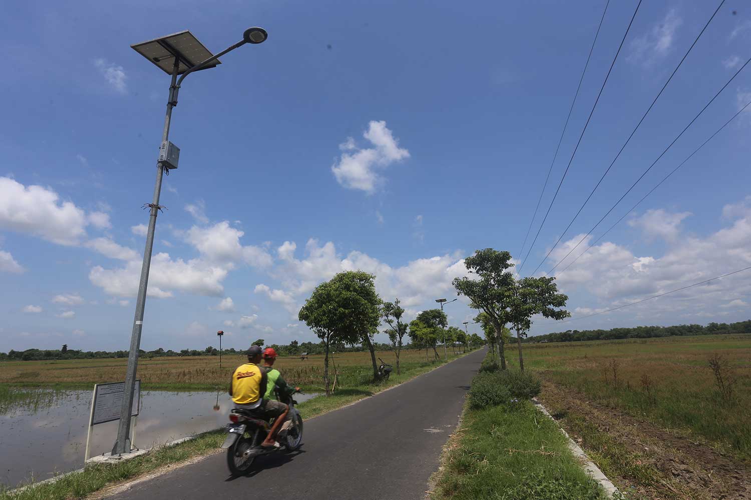 KEBUT PEMASANGAN: Penerangan jalan umum bertenaga surya di Kecamatan Rengel yang baru dipasang tahun ini.  (Andhika Feriawan/Radar Tuban)