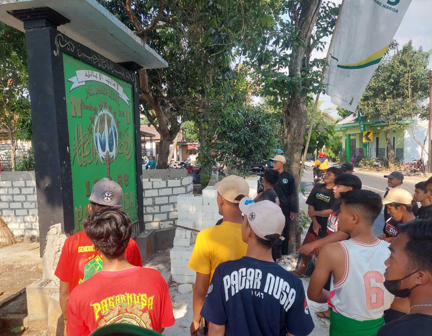 DIROBOHKAN: Tugu perguruan pencak silat ketiga yang dibongkar Rabu (23/8). Tugu Pagar Nusa ini berlokasi di Desa Pucangan, Kecamatan Montong.  (Polsek Montong untuk Radar Tuban)