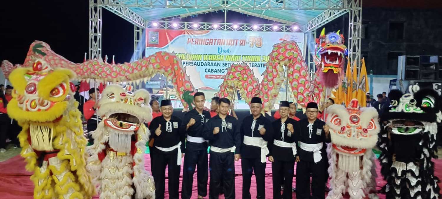 TAMU ISTIMEWA: Denny Aprisani (tengah) foto bersama Ketua Cabang SH Terate Tuban Lamidi, warga TK II Riyadi, dan jajaran pengurus lain. (PSHT Tuban untuk Radar Tuban)