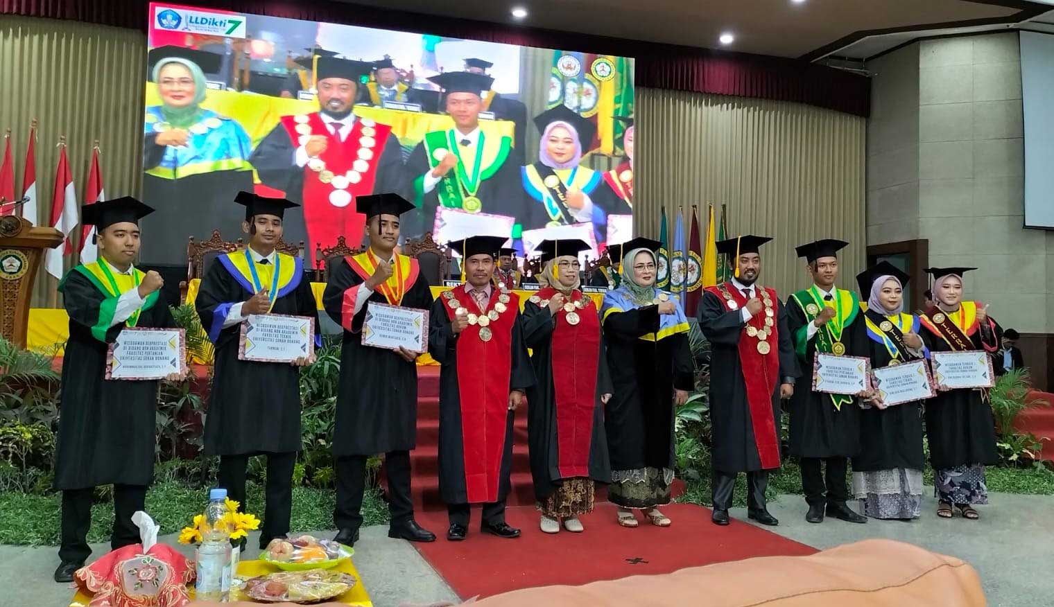 BANGGA: Para wisudawan dan wisudawati terbaik pada Wisuda ke-28 USB Tuban.