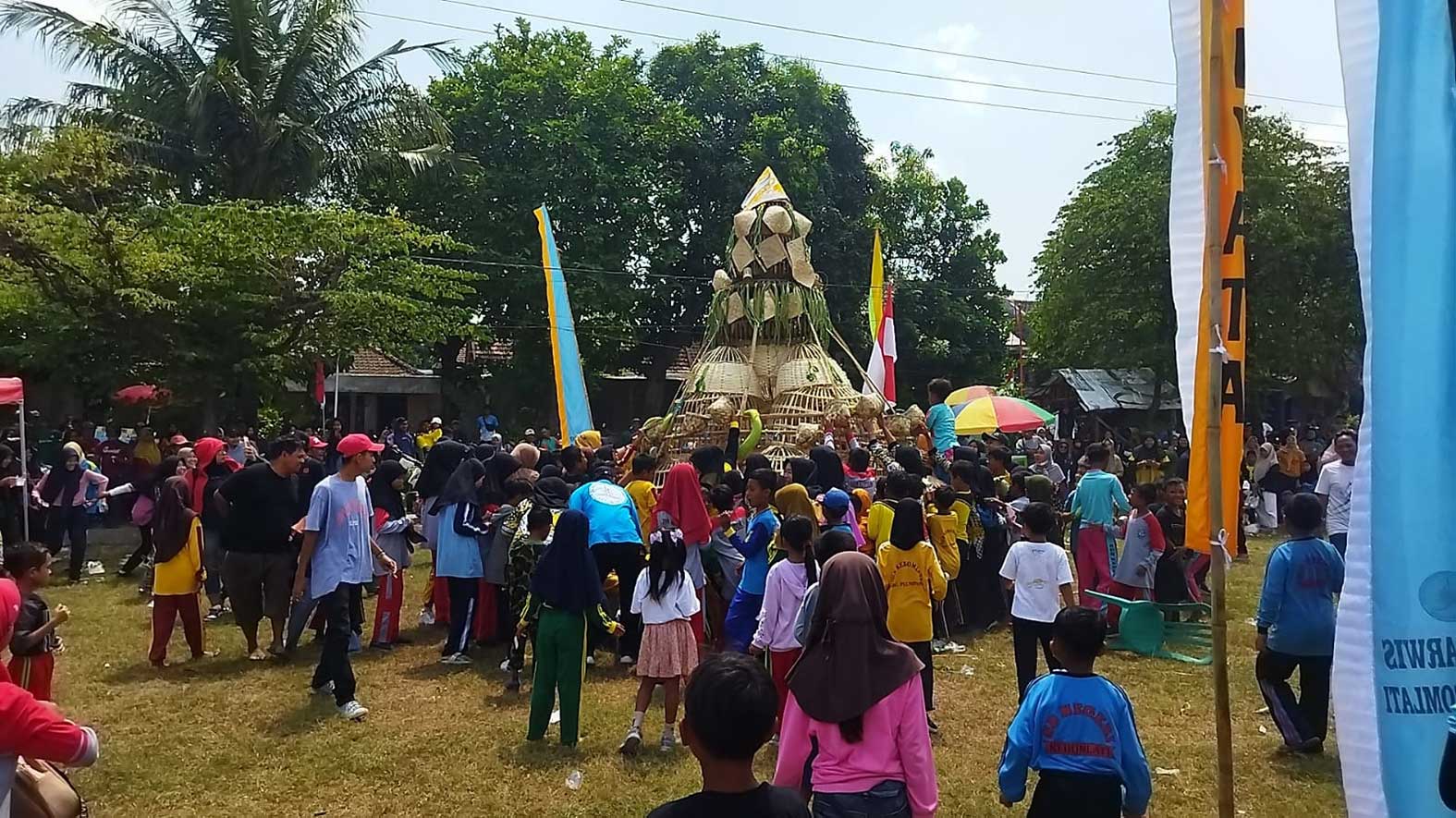 HAL BARU: Gunungan anyaman berisi sayur yang diperebutkan warga Desa Kebomlati, Kecamatan Plumpang. (Bambang Budiono untuk Radar Tuban)