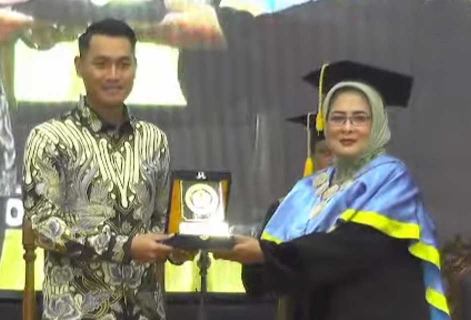 APRESIASI: Rektor Universitas Sunan Bonang Tuban Dr. Sulistyani Eka Lestari, S.H., M.H memberikan cenderamata kepada Bupati Tuban Aditya Halindra Faridzky, SE.