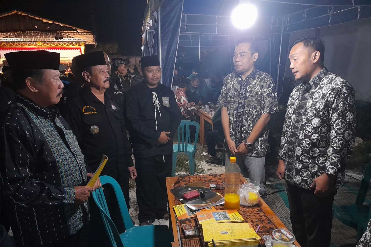Stan bazar UMKM dan stan pelayanan gratis yang terbuka untuk masyarakat.