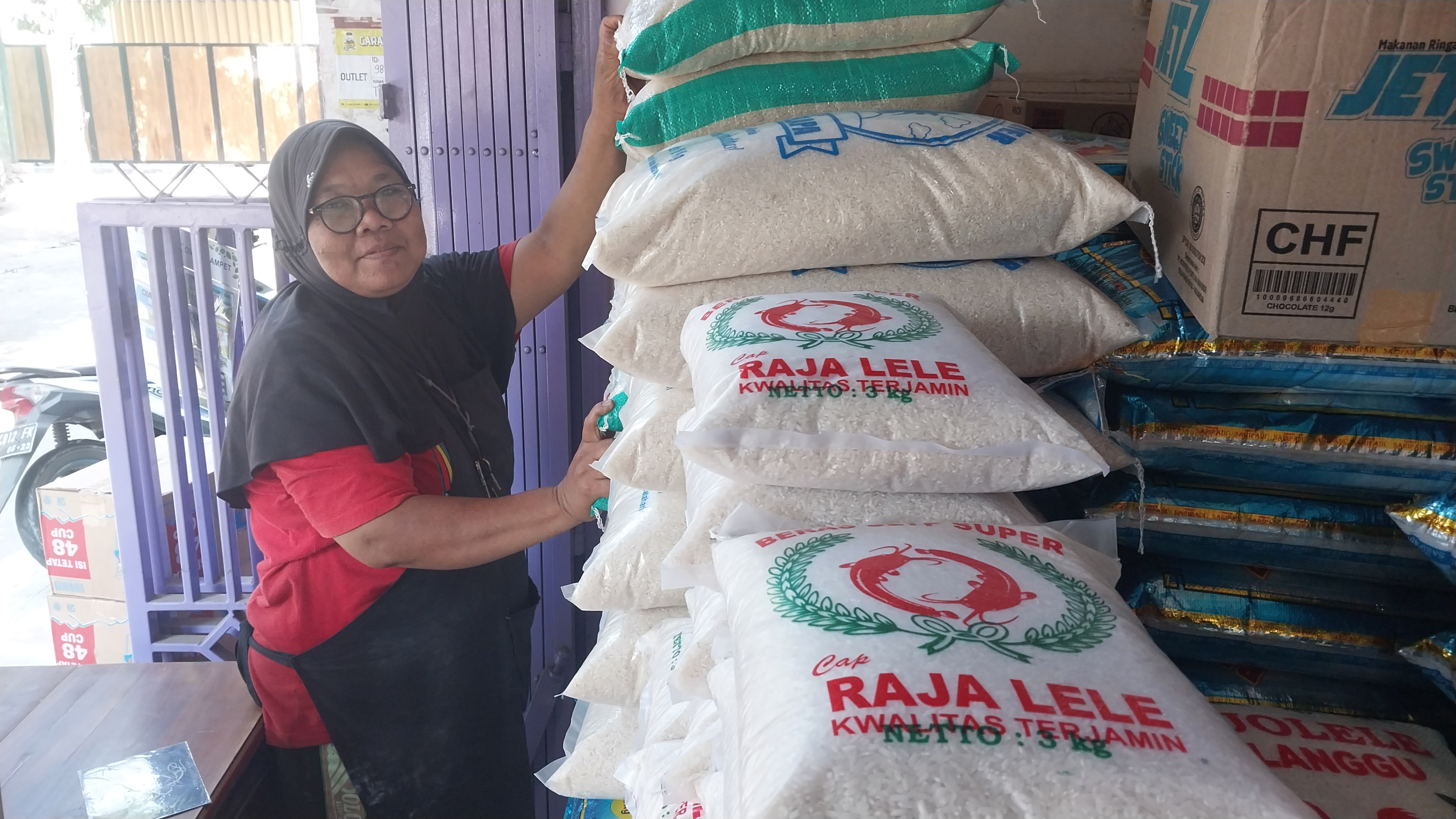 BERANGSUR NAIK: Salah satu pedagang beras di Pasar Pramuka Tuban. (M. Mahfudz Muntaha/Radar Tuban) Beberapa hari ini, harga beras merangkak naik.
