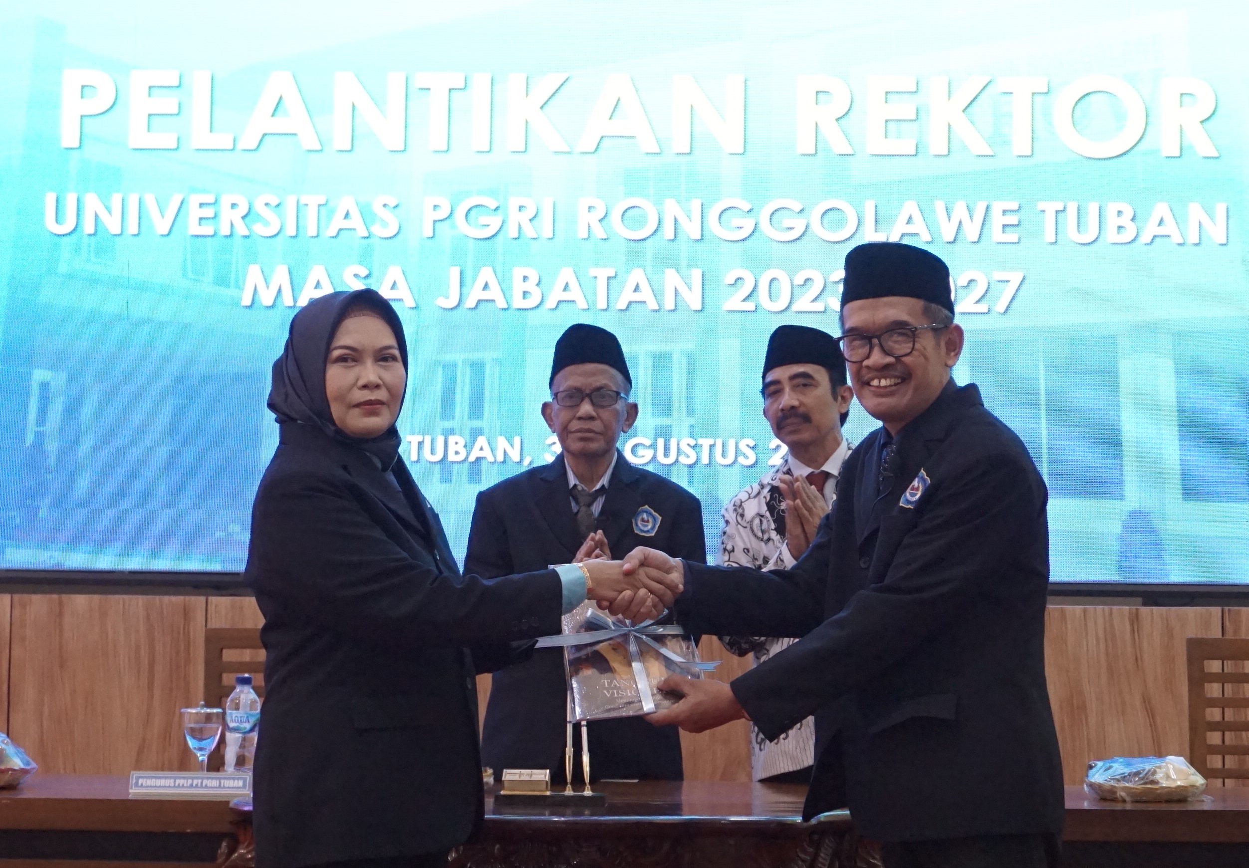 GANTI NAKHODA: Rektor baru Unirow, Dr. Warli, M.Pd (kanan) melakukan serah terima jabatan dengan Prof. Dr. Supiana Dian Nurtjahyani, M.Kes. (UNIROW Tuban untuk Radar Tuban_