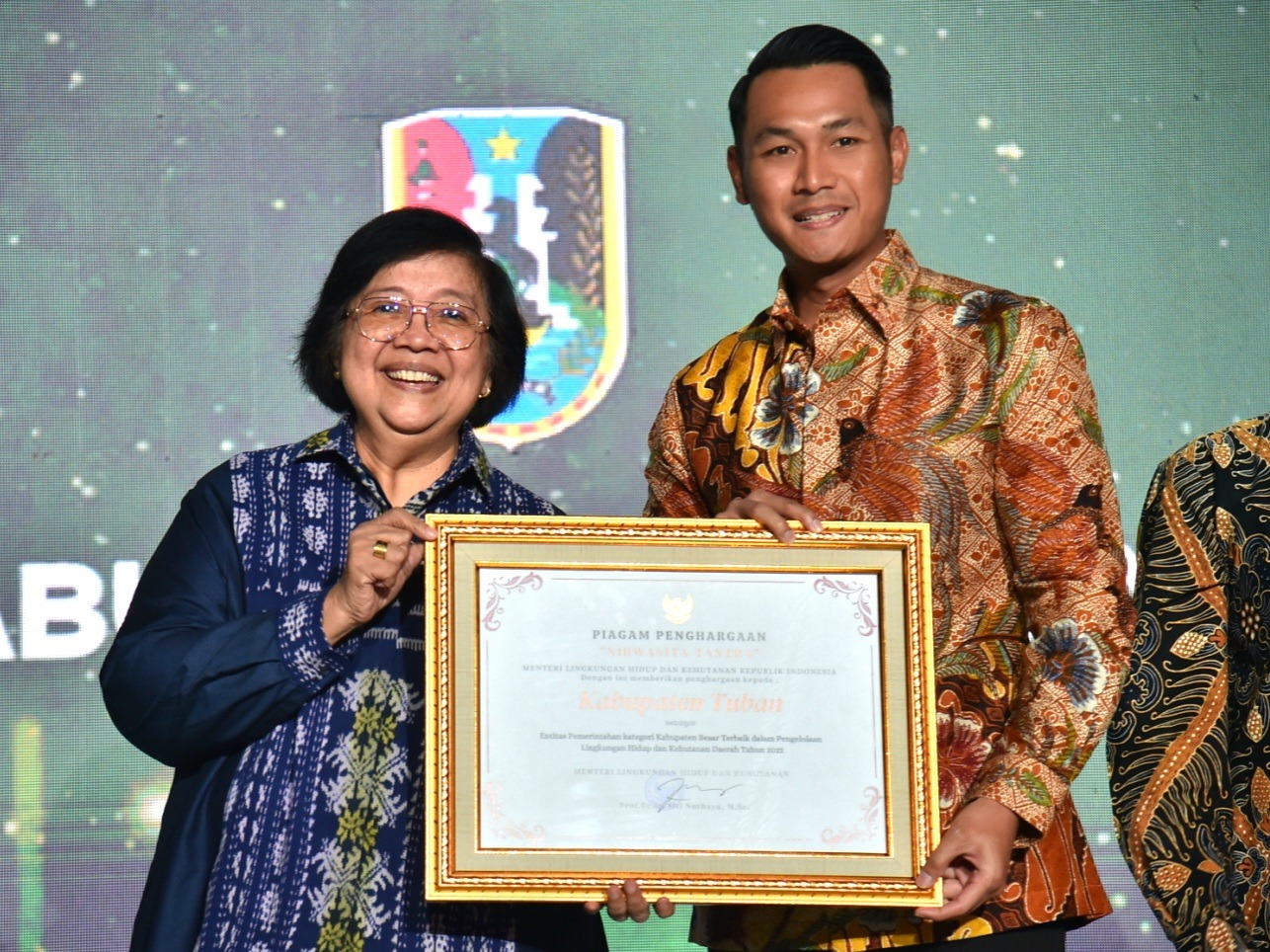 SELAMAT: Bupati Aditya Halindra Faridzky menerima penghargaan Nirwasita Tantra kategori Pemerintah Daerah Kabupaten Besar Tahun 2022 dari Menteri LHK Siti Nurbaya di Jakarta, Selasa (29/8).