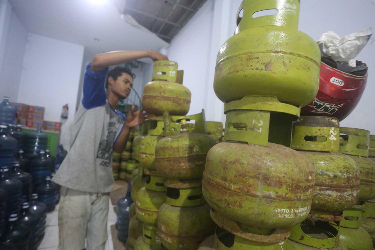 MENUNGGU: Salah satu pangkalan LPG di Perum Karang Indah yang masih menunggu kepastian kewajiban transaksi dengan KTP. (M. Mahfudz Muntaha/Radar Tuban)