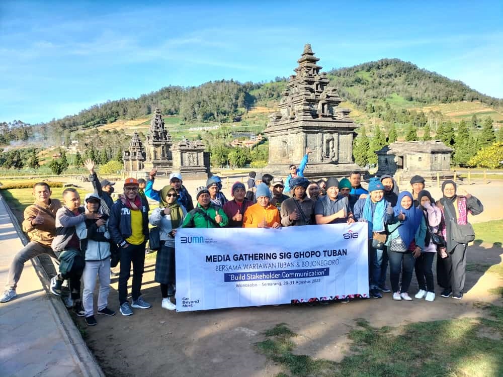 Wartawan yang mengikuti Media Gathering dan Workshop PT Semen Semen Indonesia (Persero) Tbk (SIG) GHoPO Tuban di Candi Arjuna di Dataran Tinggi Dieng, Kabupaten Banjarnegara, Jateng, Rabu (30/8).