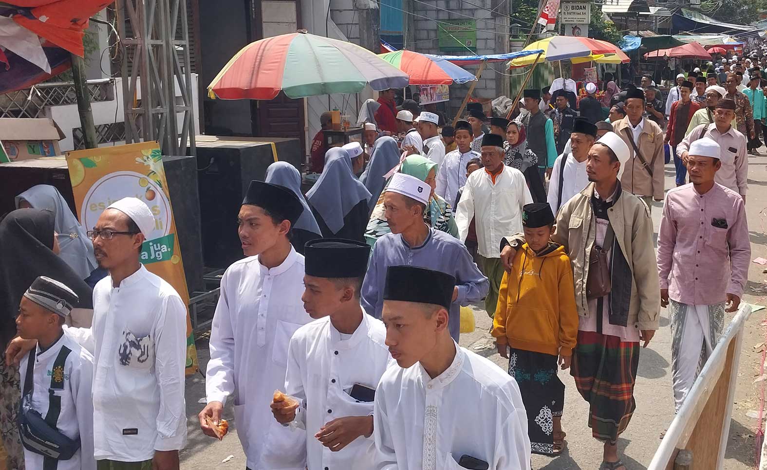 PADAT: Para jemaah berjalan antre menuju komplek Ponpes Langitan untuk menghadiri haul haul ke-53 KH Abdul Hamid Zahid dan masyayikh Langitan. (M. Mahfudz Muntaha/Radar Tuban)