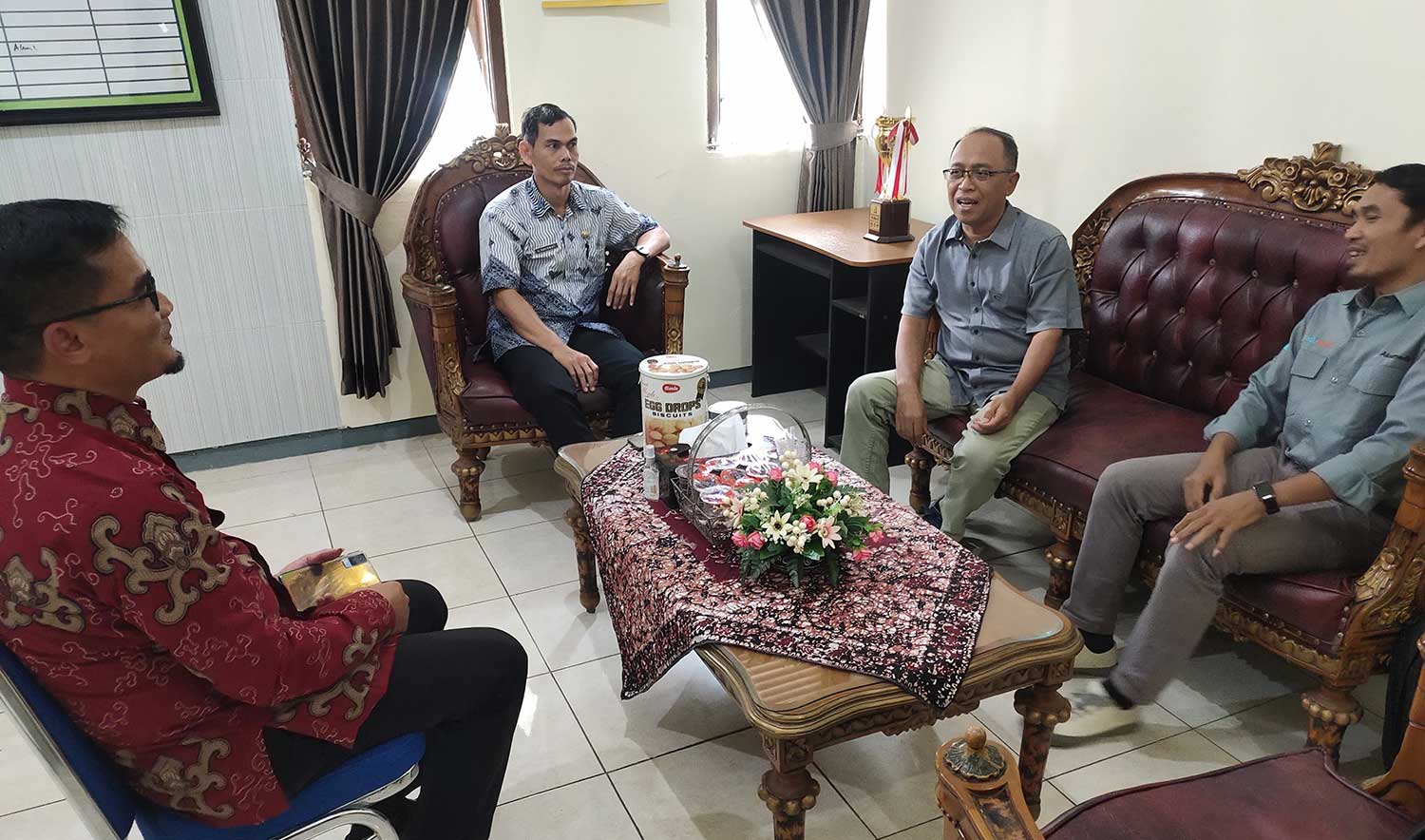 BAHAS PROGRAM: Dari kiri Kepala Bidang Pengelolaan Pendidikan SMP Siswo Suwarko mendampingi Kepala Disdik Tuban Abdul Rakhmat menemui Direktur Jawa Pos Radar Tuban Tulus Widodo bersama tim event.