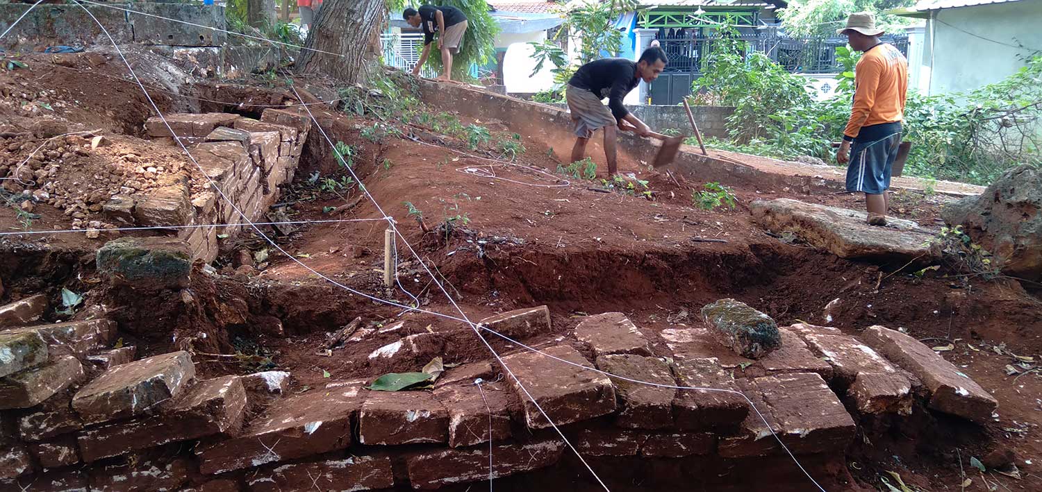 GALI SEJARAH: Tim BPCP Jatim melakukan survei ekskavasi pada situs Atas Angin di Kelurahan Gedongombo, Kecamatan Semanding. (Yudha Satria Aditama/Radar Tuban)