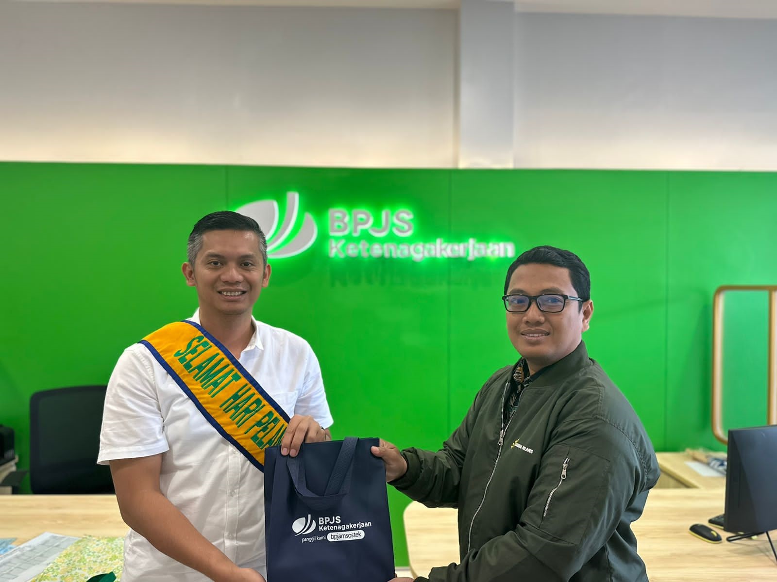 APRESIASI: Penyerahan suvenir kepada masyarakat yang melakukan kunjungan di kantor BPJS Naker pada Hari Pelanggan Nasional 4 September. (Yudha Satria Aditama/Radar Tuban)