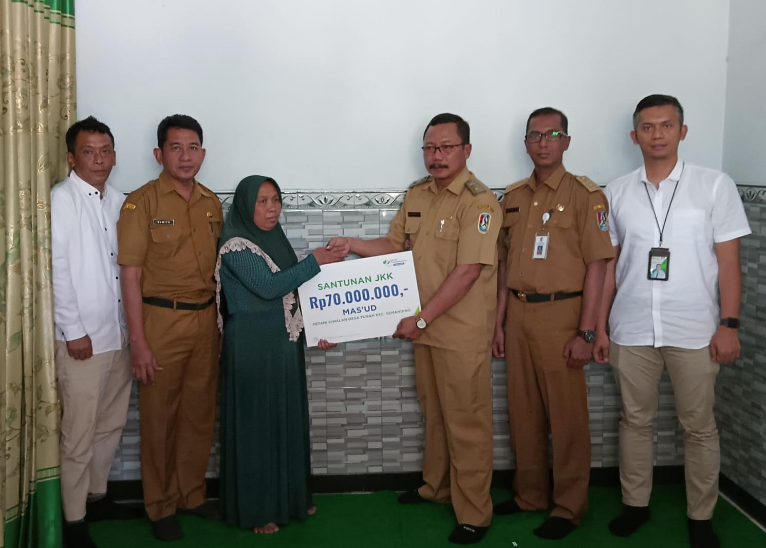 SEMOGA BERMANFAAT: Penyerahan jaminan kecelakaan kerja dan jaminan kematian kepada ahli waris penderas legen yang meninggal saat kerja. (Yudha Satria Aditama/Radar Tuban)