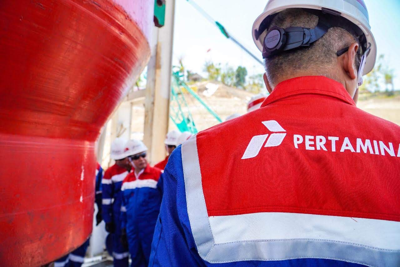 HARUS PRIORITASKAN NAKER LOKAL: Pekerja Pertamina meninjau salah satu proyeknya di Tuban. (Yudha Satria Aditama/Radar Tuban)