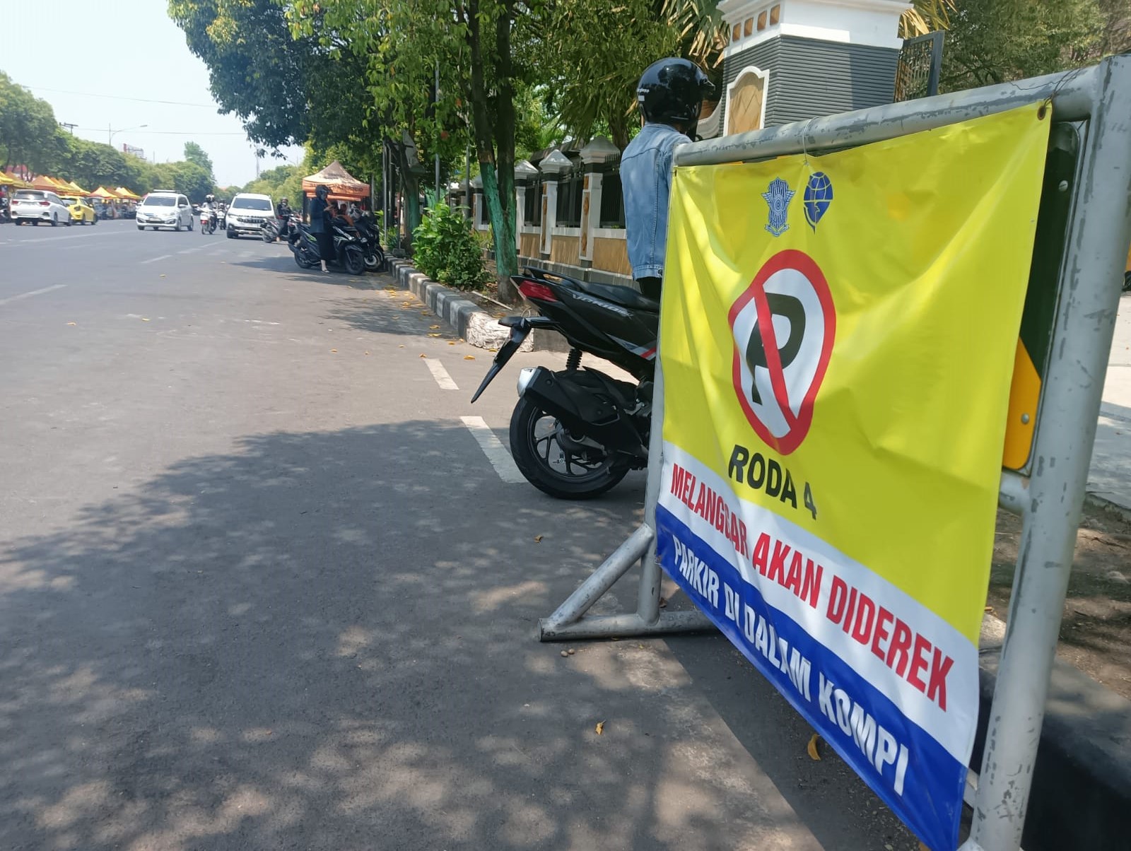 TAK SEPENUHNYA DITAATI: Tulisan larangan parkir di sepanjang Jalan Sunan Kalijaga yang terpasang sejak sebulan lalu. (Yudha Satria Aditama/Radar Tuban)