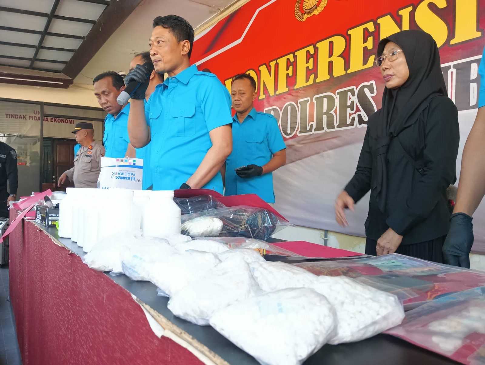 DISITA: Ratusan pil Y saat diamankan Satresnarkoba Polres Tuban dari salah seorang tersangka dari Kecamatan Merakurak. (Yudha Satria Aditama/Radar Tuban)