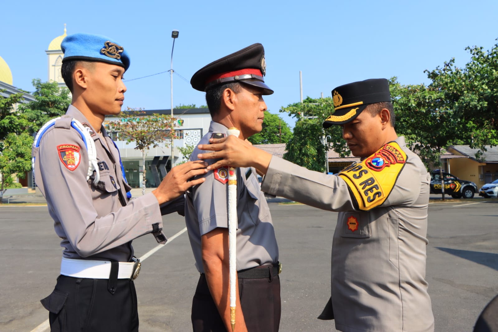 BERI PESAN MORAL: Kapolres Tuban AKBP Suryono mengingatkan seluruh anggotanya untuk tidak bergaya hedon. Dia mengingatkan saat apel kenaikan pangkat. (Yudha Satria Aditama/Radar Tuban)