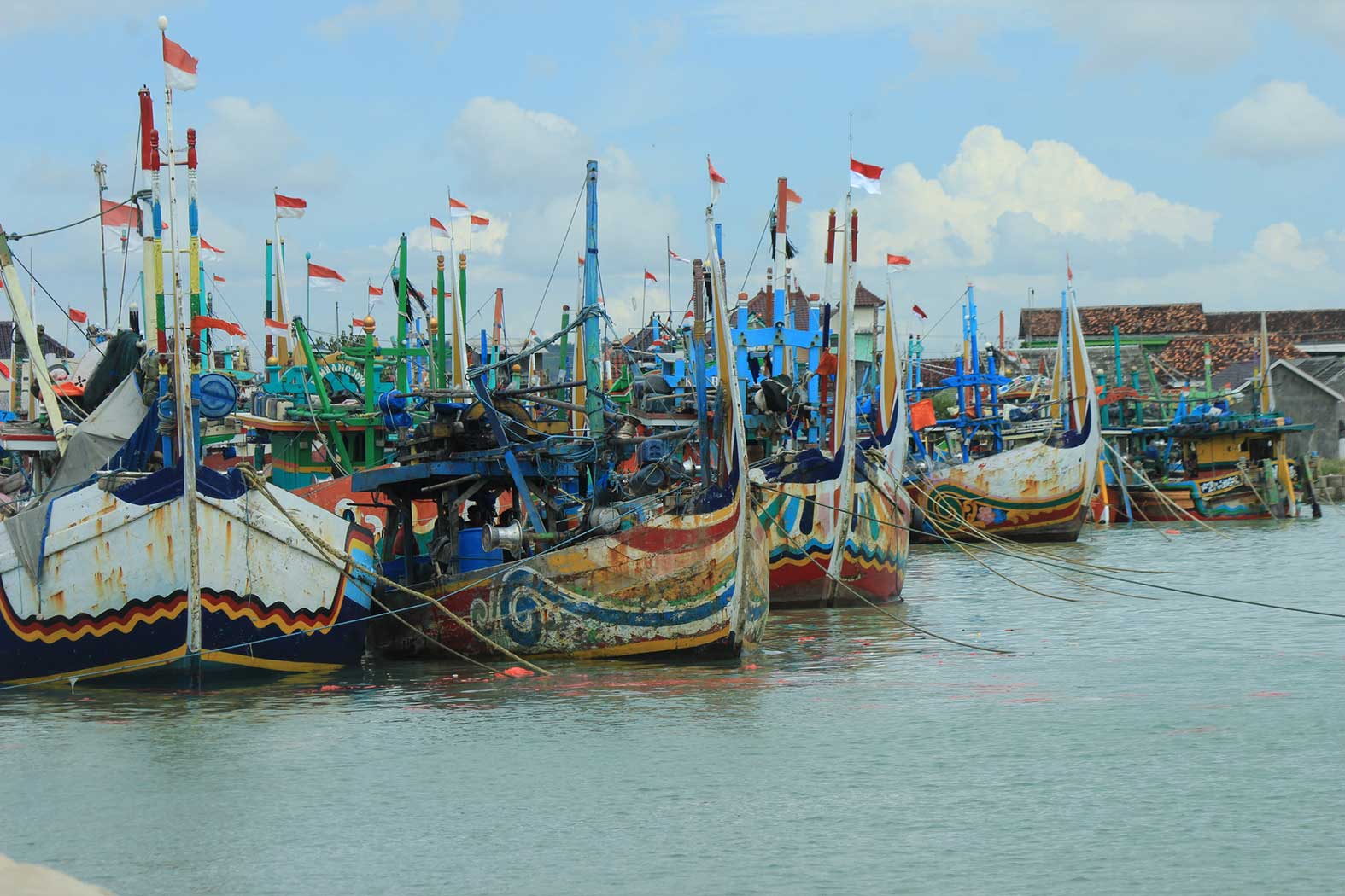 MENEPI: Sejumlah perahu sedang bersandar di tepian TPI Palang. (Yudha Satria Aditama/Radar Tuban)